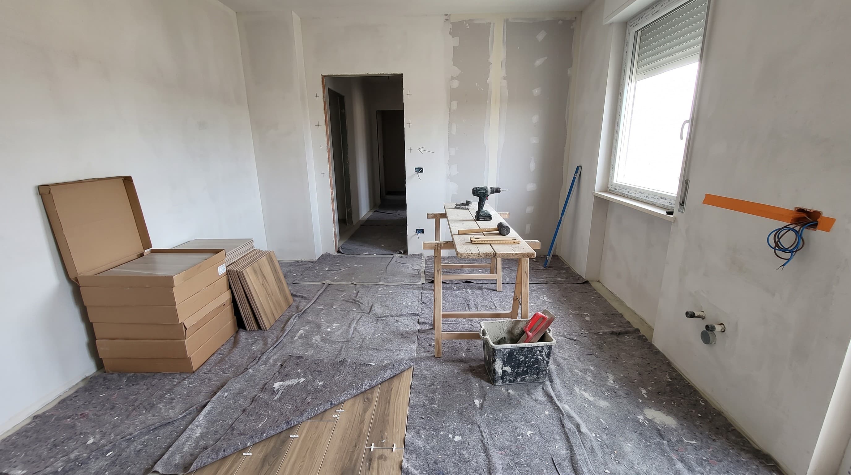 Cantiere di ristrutturazione in corso con materiali e attrezzature