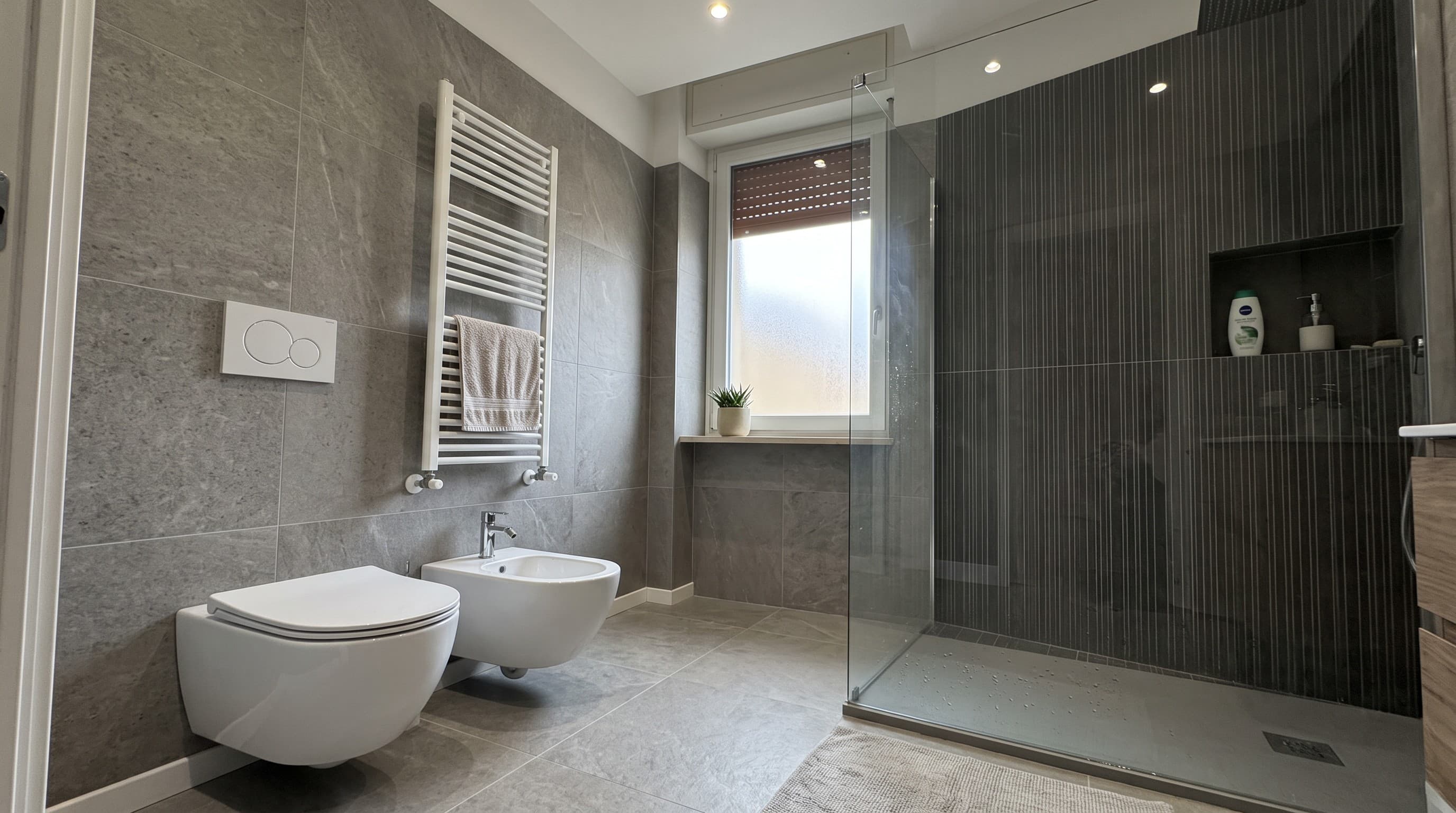 Bagno moderno appena consegnato in un appartamento a Brescia