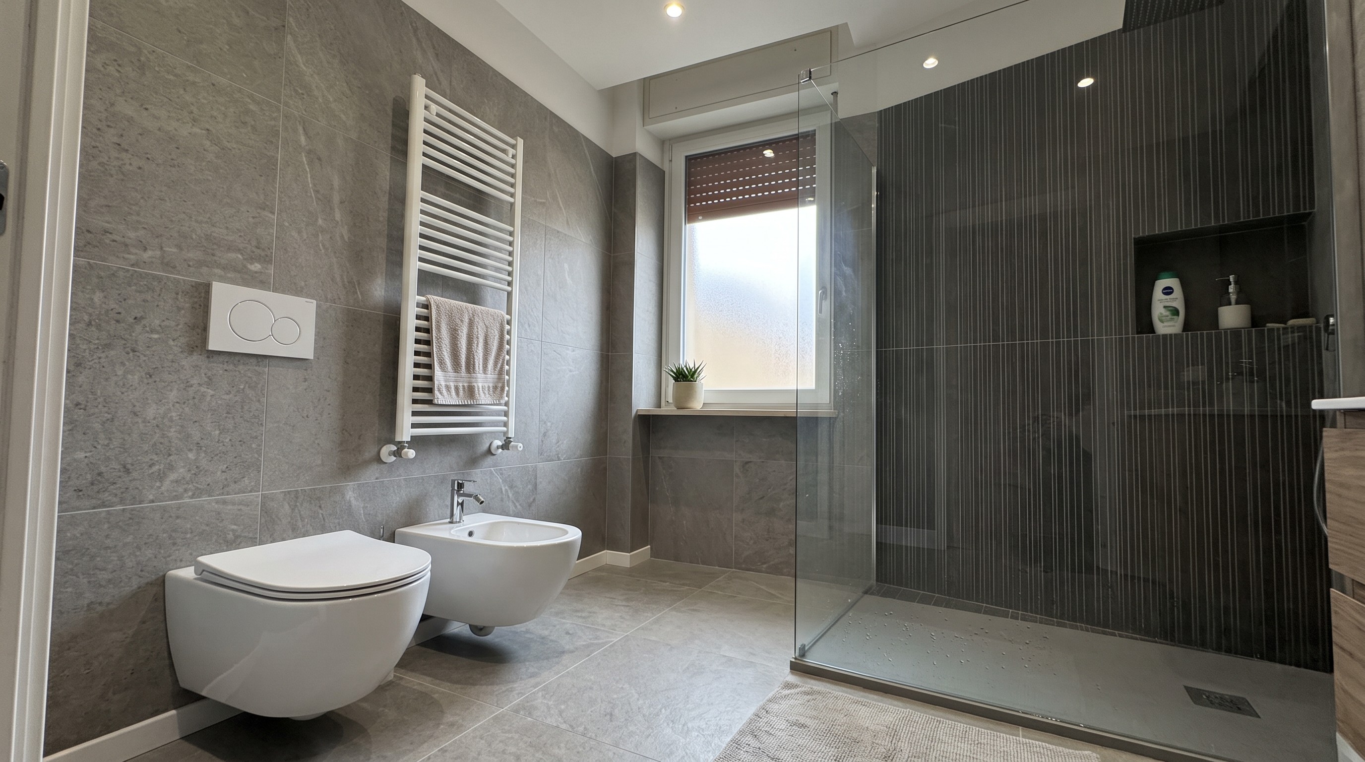 Bagno moderno appena consegnato in un appartamento a Brescia