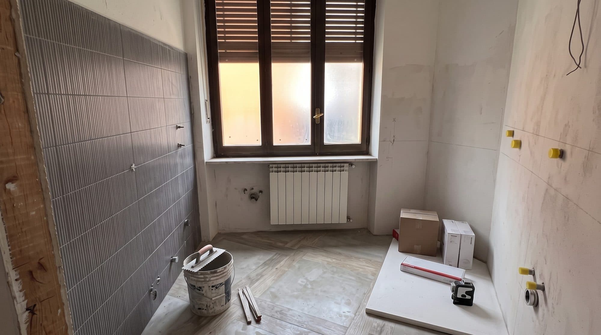 Bagno in fase di rifacimento durante una ristrutturazione a Como