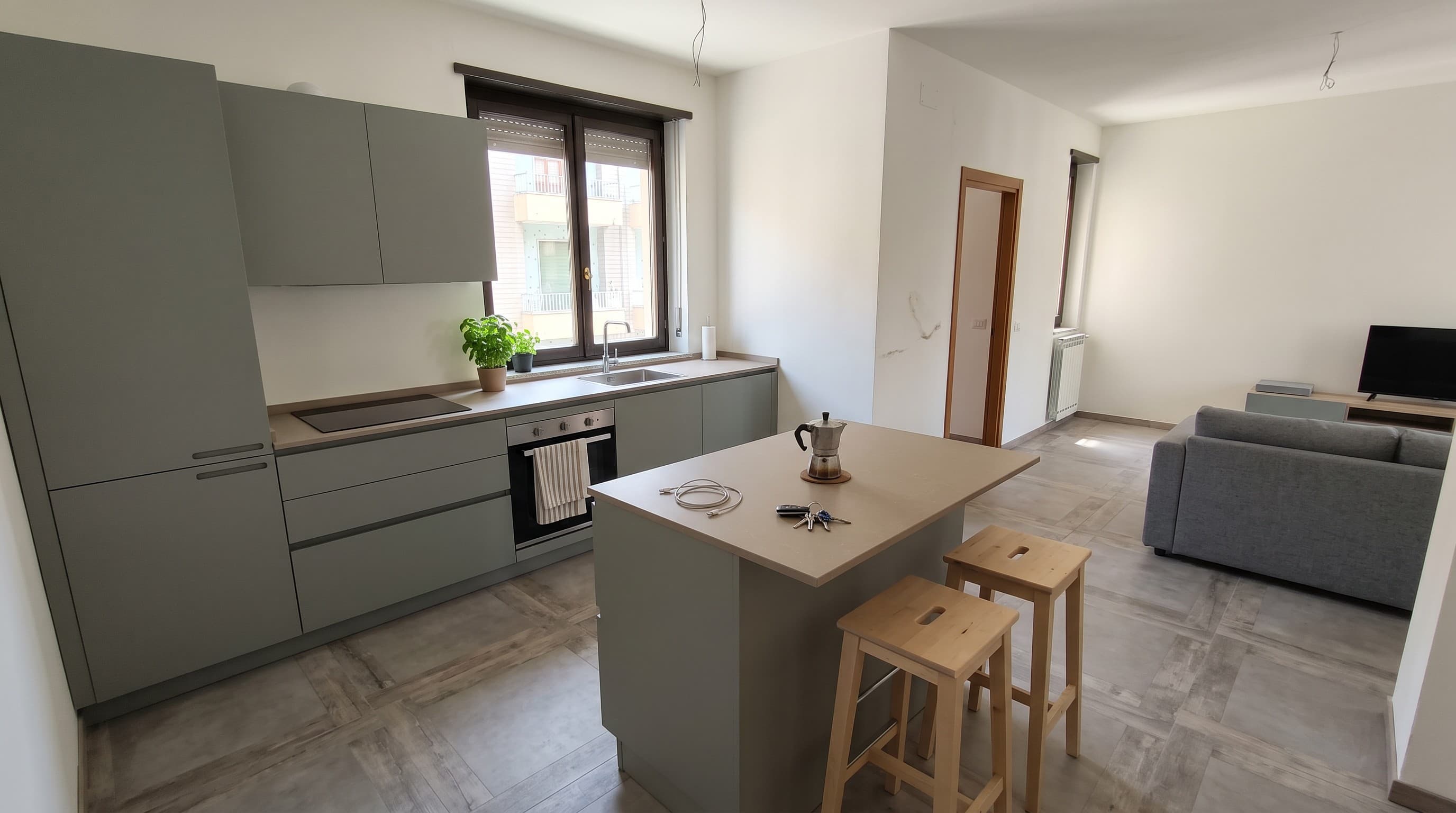 Cucina aperta sul soggiorno dopo la ristrutturazione completa