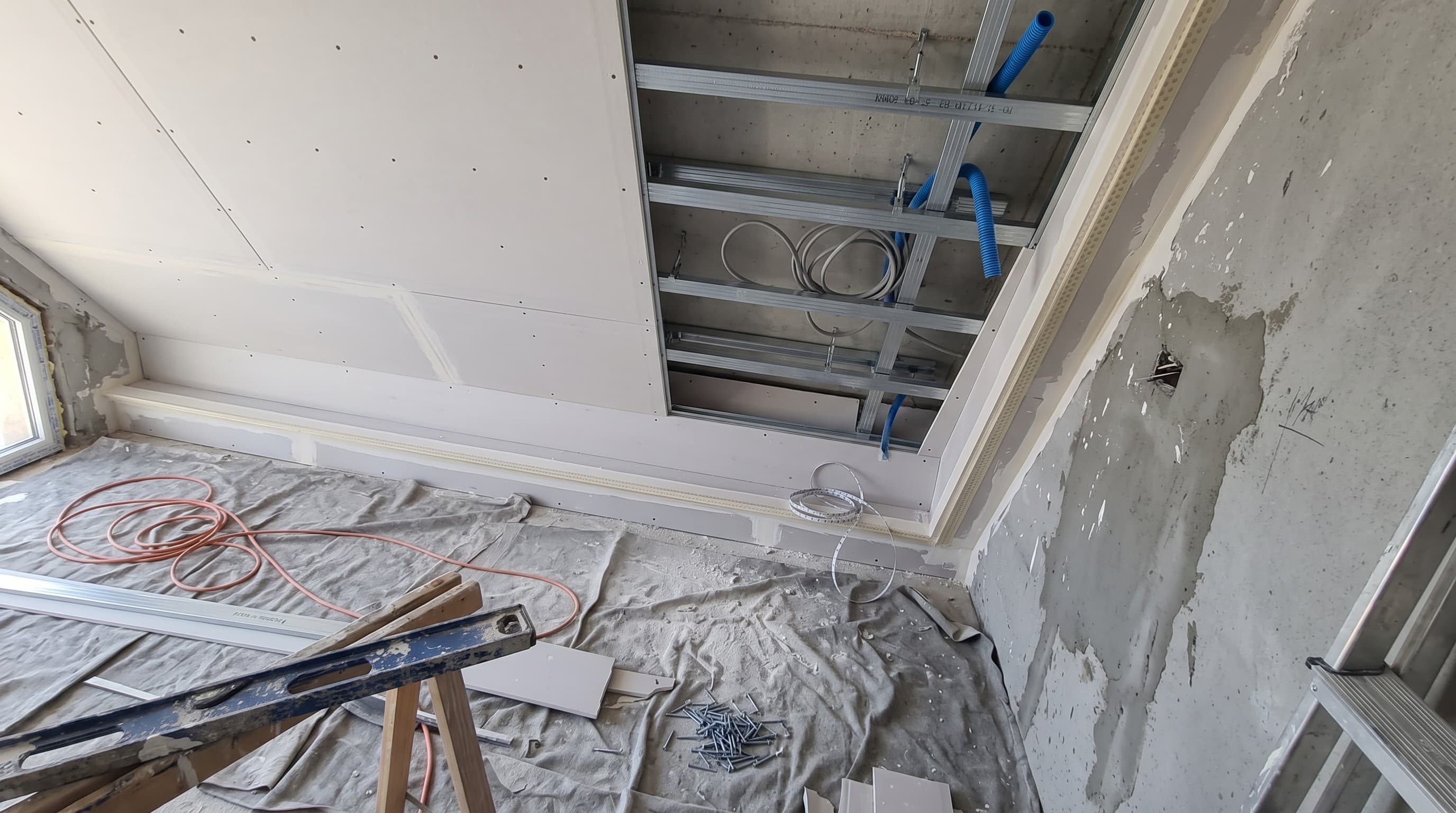 Controsoffitto in cartongesso in costruzione: struttura metallica e impianti ancora a vista
