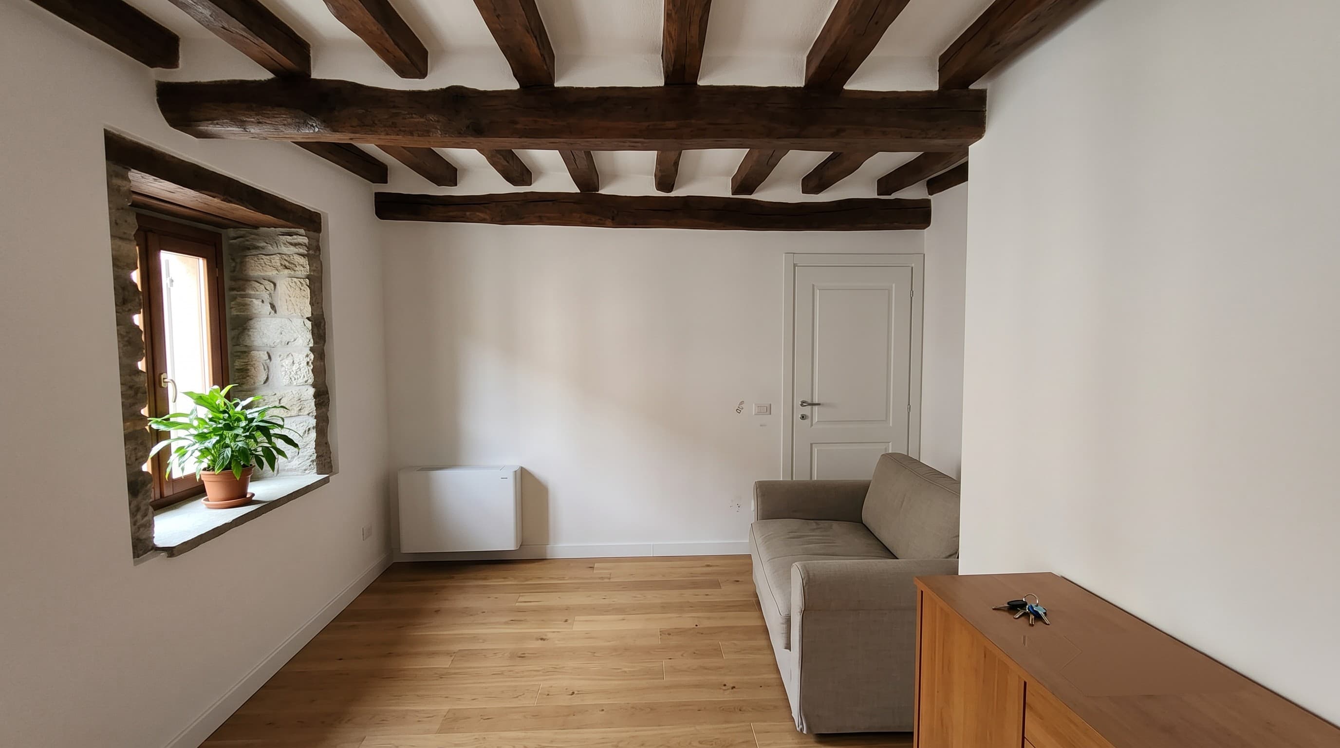 Soggiorno con travi a vista ristrutturato in provincia di Bergamo