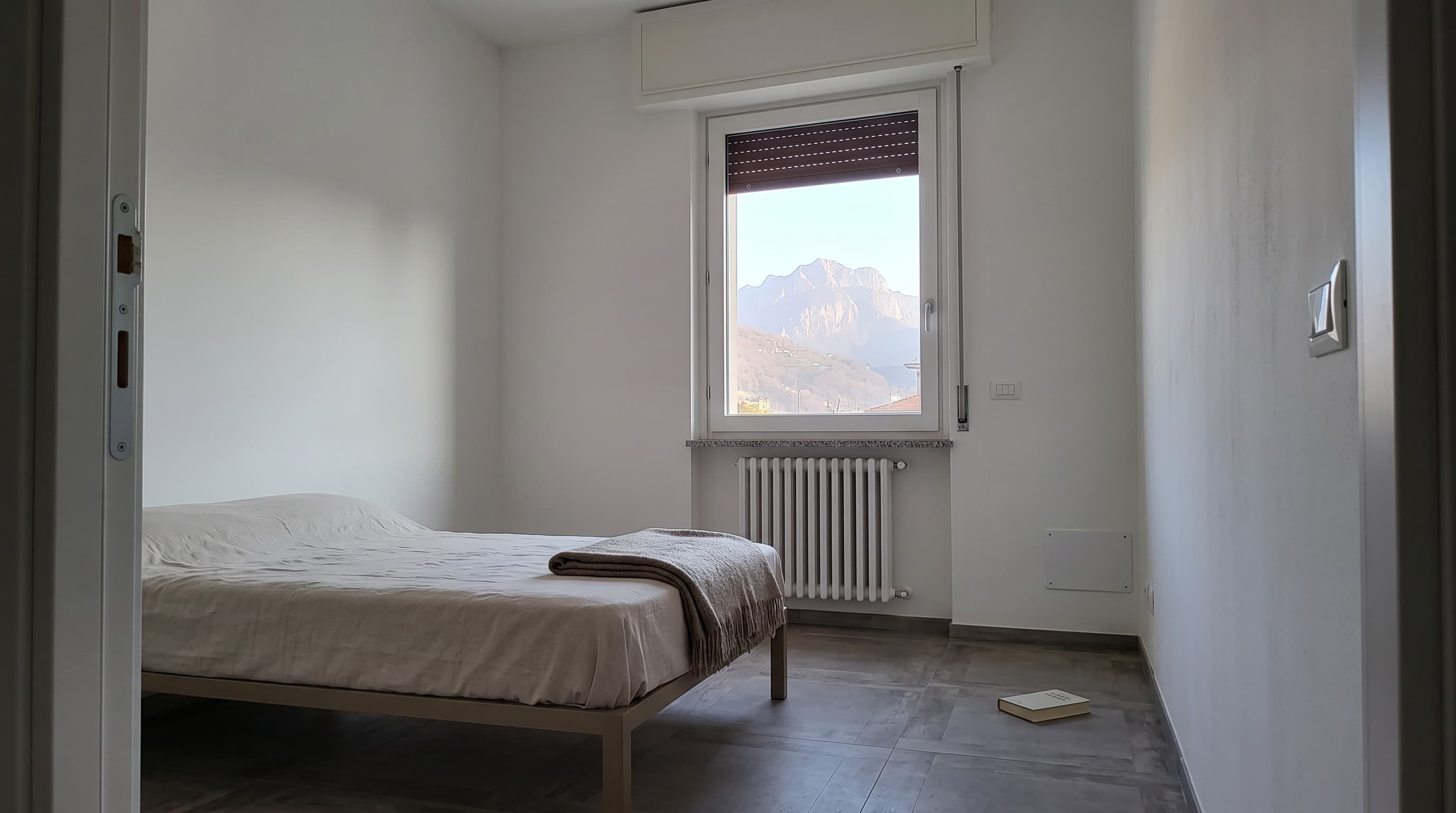 Camera ristrutturata con pavimento in gres effetto legno, zona Lecco