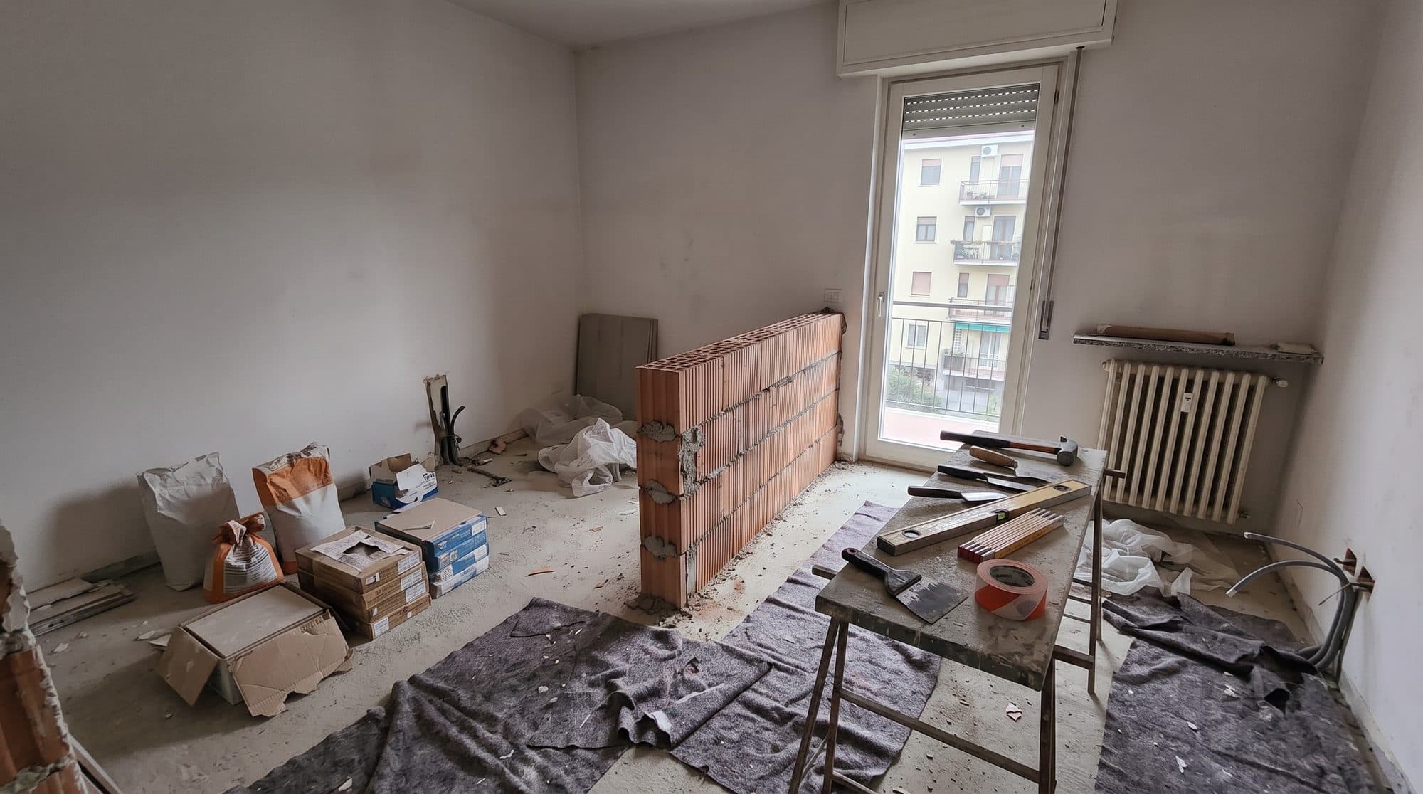 Cantiere di ristrutturazione in corso in un appartamento a Milano