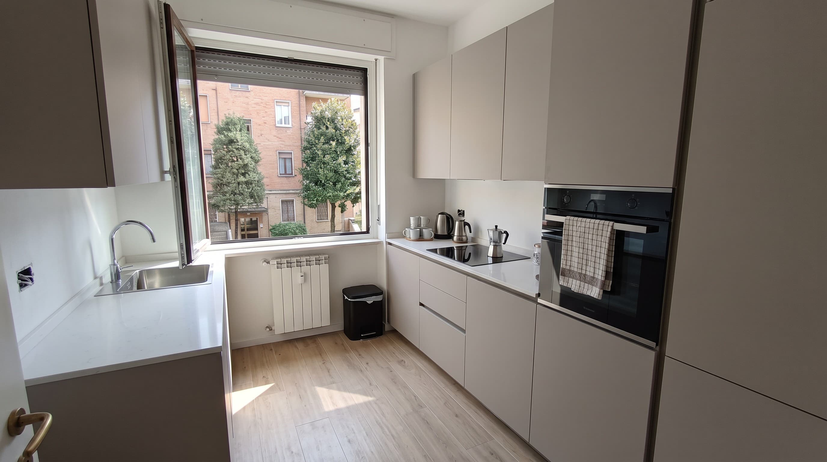Cucina appena ristrutturata in un condominio di Monza